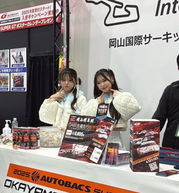 hapasup's tweet photo. 画質めちゃくちゃ死んでるけど、カウンターが癒し空間やった、かわいかった🥰

#OAM2025 #SUPERGT #岡山国際サーキット #PaRet #朝陽唯 #野口みやび https://t.co/LlqxMAiWUp