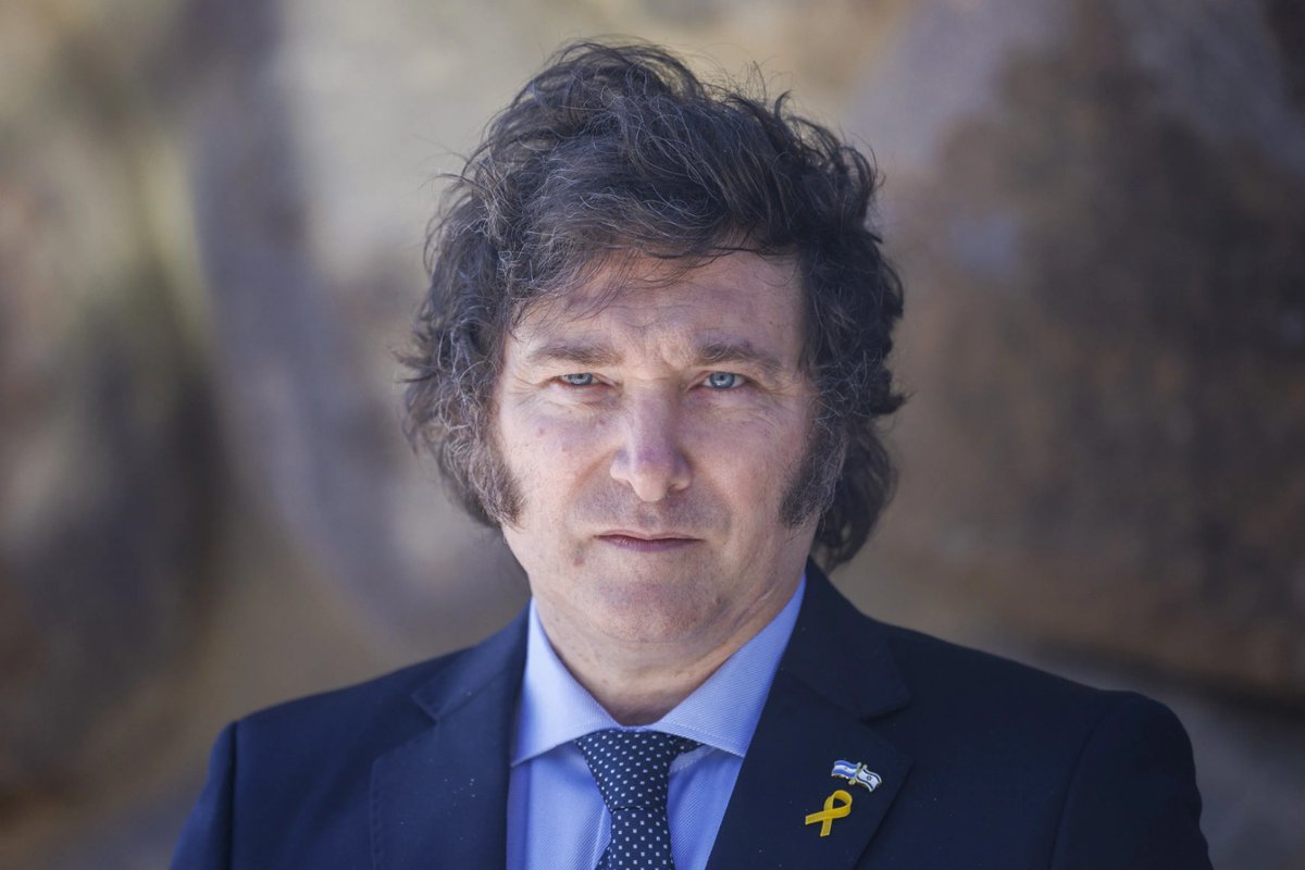 TomasFCalvo's tweet photo. [AHORA] @JMilei CON LAJE:

"No vamos a devaluar de ninguna manera"

"Espert va a dar la pelea en la provincia"

"Al acuerdo con el FMI le falta el moño"

"La provincia de Buenos Aires es un baño de sangre"

"Las cuestiones políticas las maneja Karina"

(SIGUE) https://t.co/XvwEBXgs9u