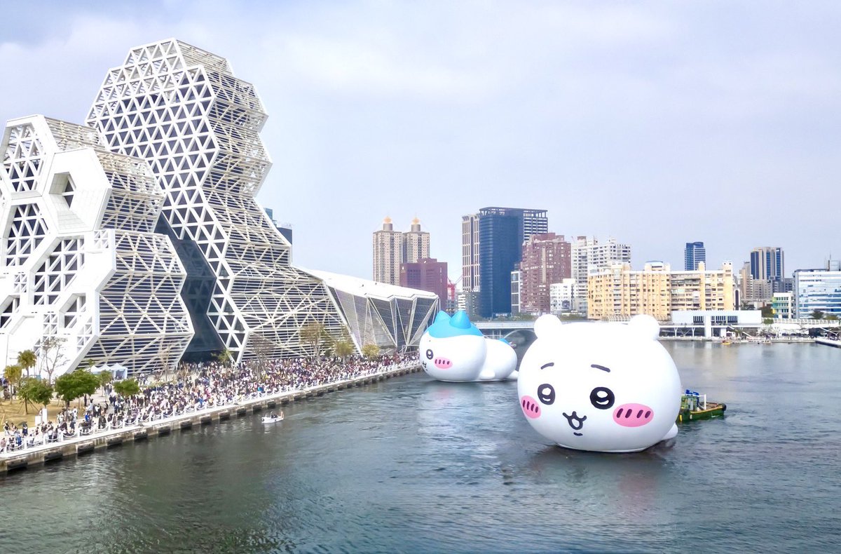 KaohsiungCity's tweet image. 史上最高にかわいいお出かけパーティー！🎉

この冬、20万人以上が参加した大人気イベントが、ついにカウントダウン！✨ ちいかわがハチワレ、うさぎと一緒に高雄愛河湾をお散歩。美しい港の風景の中で、3匹のかわいい仲間たちと楽しい時間を過ごしませんか？💖 お見逃しなく！