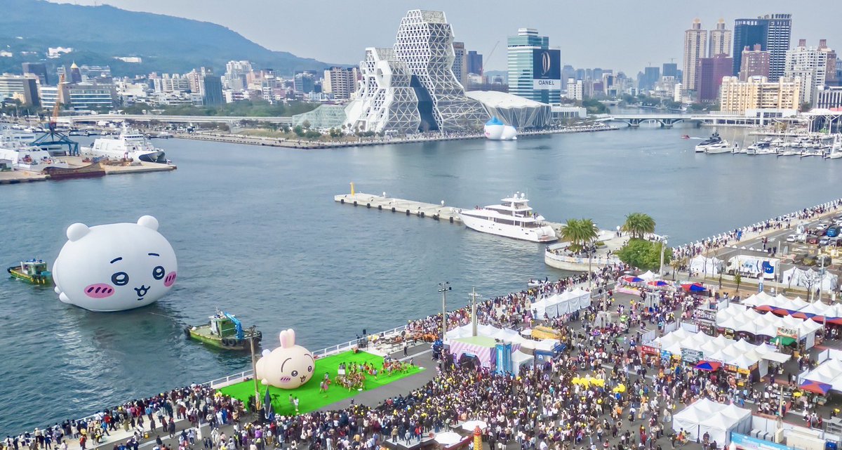 KaohsiungCity's tweet image. 史上最高にかわいいお出かけパーティー！🎉

この冬、20万人以上が参加した大人気イベントが、ついにカウントダウン！✨ ちいかわがハチワレ、うさぎと一緒に高雄愛河湾をお散歩。美しい港の風景の中で、3匹のかわいい仲間たちと楽しい時間を過ごしませんか？💖 お見逃しなく！