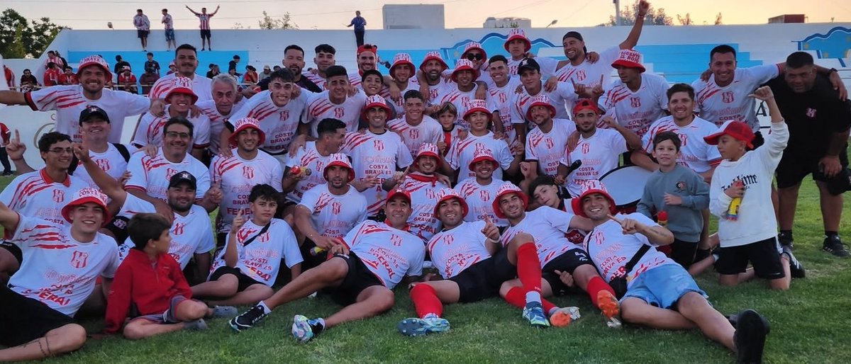 #RegionalAmateur #FederalA 
El oriundo de Vicuña Mackenna Joaquín Garoni, ascendió con Costa Brava de General Pico 
Fotos: prensa Costa Brava