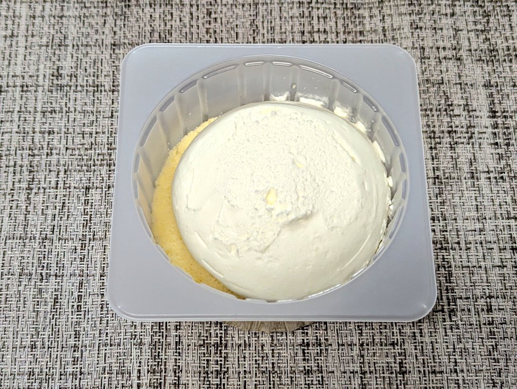takapiro1002's tweet photo. 食べ応えのあるロールケーキでした (*˙︶˙*)
・・・と言うか、ほぼクリームでした (;^ω^)
#デザート #ロールケーキ #ローソン #LAWSON #ウチカフェ #UchiCafe #盛りすぎチャレンジ #プレミアムロールケーキ #PREMIUMROLLCAKE #総重量が47パーセント増量 #クリーム増量 https://t.co/tfw81Yx4qr