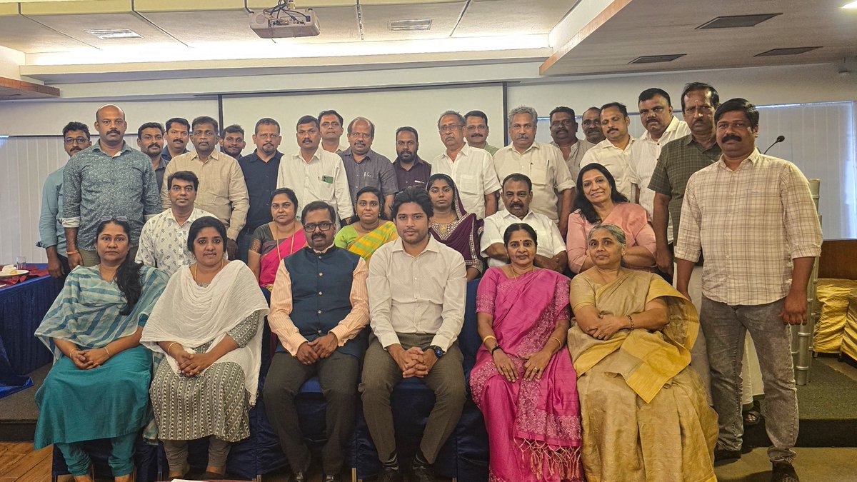 man_oj_sq's tweet photo. "Structured Meeting of LPG Distributors – Trivandrum LSA held on 08.02.2025. Key discussions on service quality, countering PNG competition, safety, and operational challenges. Productive interactions with actionable resolutions. #IndianOil #LPG #CustomerFirst" https://t.co/UJD5fxvRwD