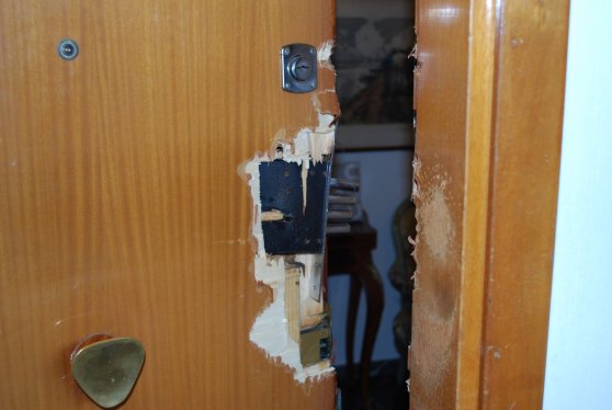 🏠Si al llegar a casa observas indicios de violencia:

🛑No entres.
🛑No toques o muevas nada que pudiera haber sido manipulado.

Es importante preservar las posibles huellas del delito🕵️🔎

Avísanos de inmediato👉 ☎️062
#SeguridadCiudadana🚔 #RobosDomicilios