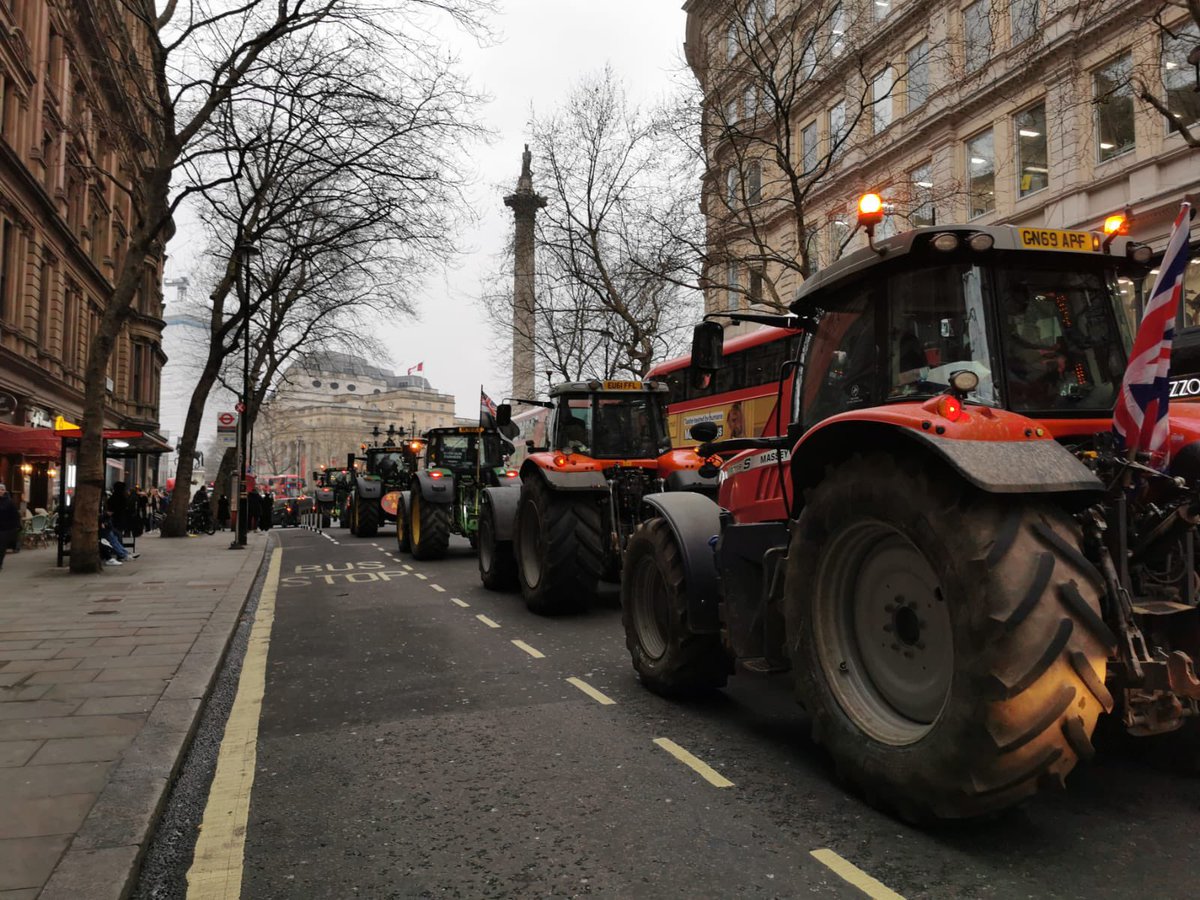 Trafalgar Square, London. 📍 

WOW. ❤️ 🚜
