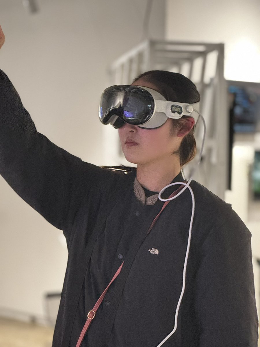 hiroyukisakam's tweet image. コンテポラリーダンスの領域で活躍されている@neonmero11 さんが@NEWVIEW_PROJECT の展示に駆けて着けてくれました。流石の身体性でXRと現実世界の領域を駆け抜けたパフォーマンスに脱帽🎩また協働できる日が楽しみです🎉
#newview