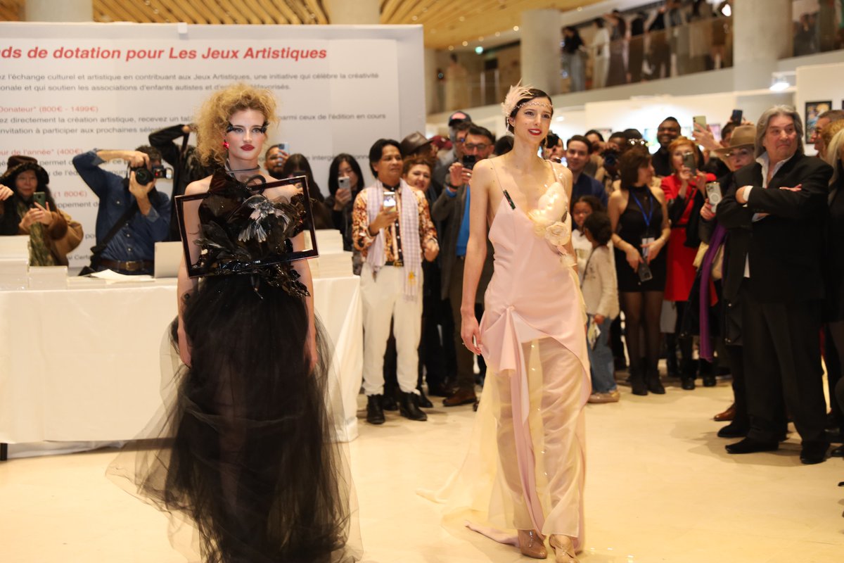 Fashion Revolution by Angela Shapovalova at the Carrousel du Louvre
Paris, the undisputed fashion capital, recently played host to a groundbreaking event—Café de la Mode Spéciale Mode Plus—where avant-garde technology met haute couture. Held at the Carrousel du Louvre, this