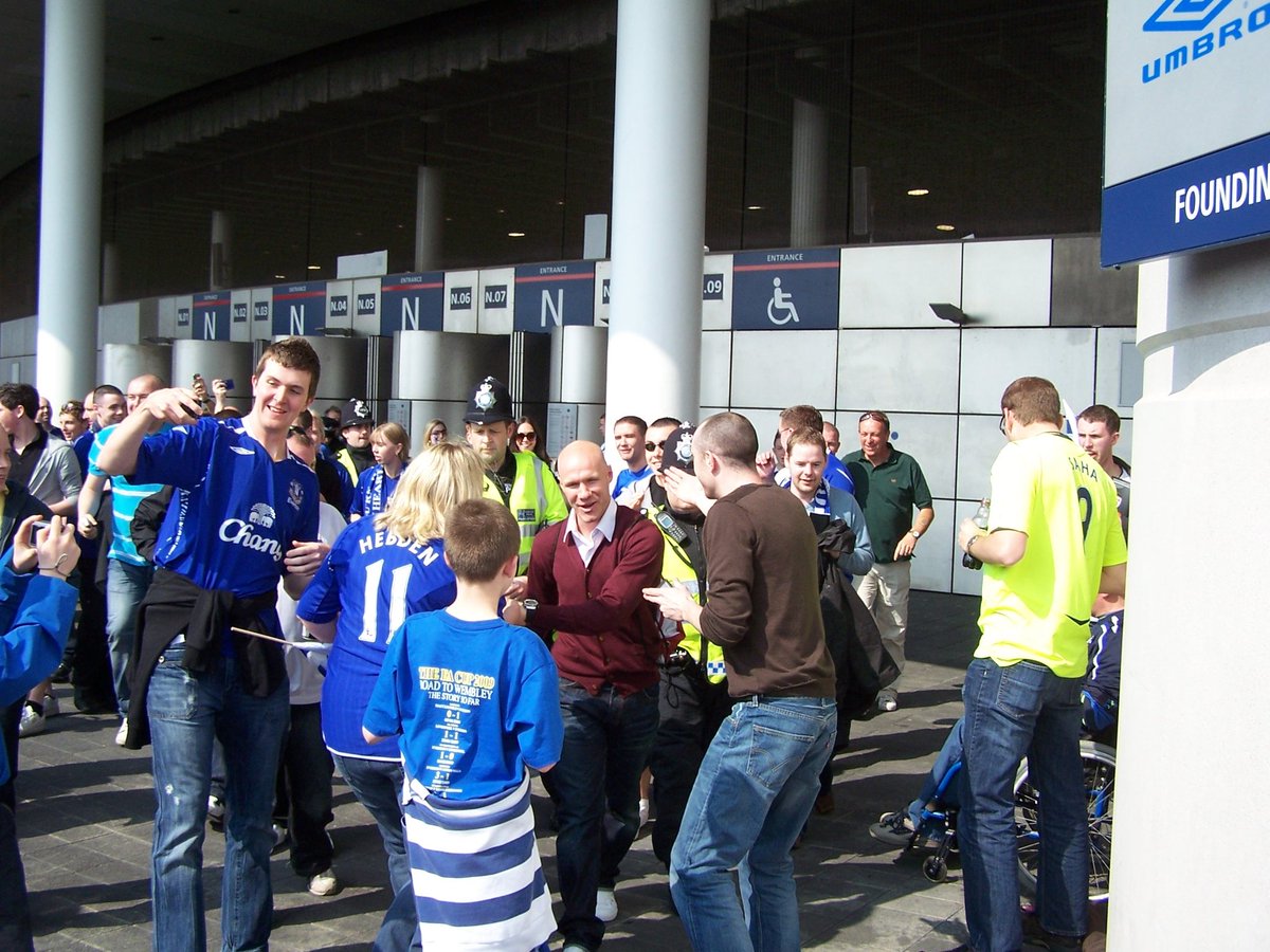 JPAGrundy's tweet photo. @Jim_Keoghan @UHTPodcast @TheBlueRoomEFC @FalconBluesTV @ToffeeTVEFC @EvertonNewsFeed @EllBretland @EvertonBlueArmy @F0reverEvert0n @robsawyer70 @EvertonHeritage What a day. The song was reprised when he was mobbed at Wembley in 2009 at the semi final. https://t.co/FvthMLOGDP