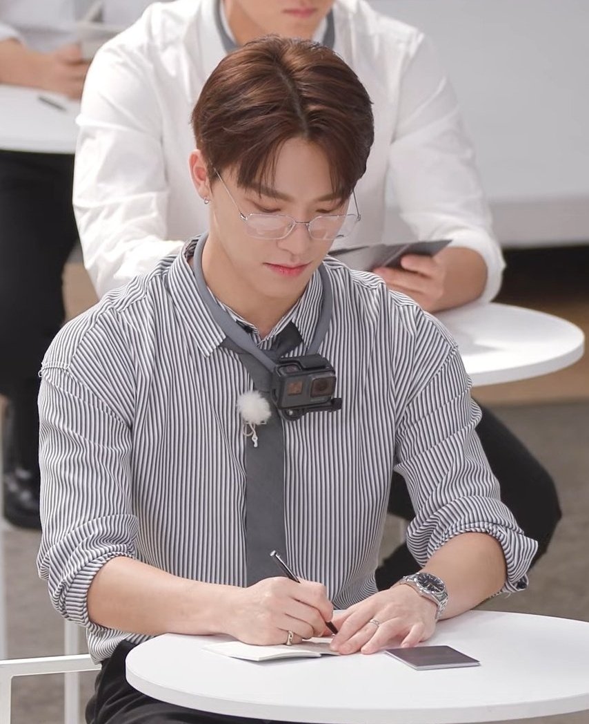 신혼원찬...보고싶습니다...
건영제약 이찭 본부장님과..
얼마전에 결혼한 연기자 출신 남편 전웑우..
7년 연애하고 결혼했다던데..
아직도 그렇게 깨가 쏟아진다면서요..
신혼은 신혼이라 오늘 맛있는거 해준다고 했는데 하고 생각하며 집에 얼른 가고싶다 이런 실없는 낙서하는 본부장님...