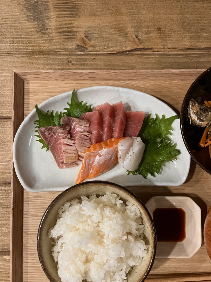 21__miso's tweet photo. 実家からもらったお刺身で贅沢ご飯🐟✨ https://t.co/jSagubeiw9
