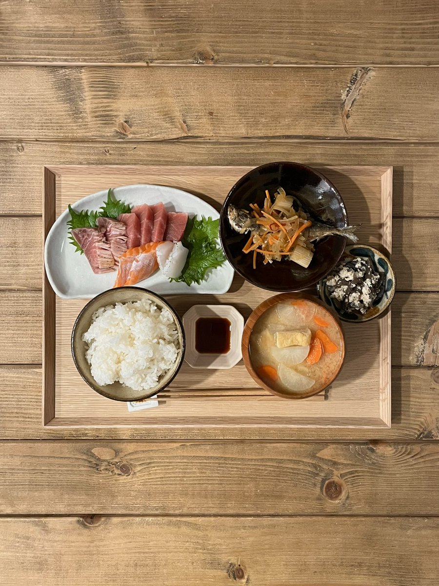 21__miso's tweet photo. 実家からもらったお刺身で贅沢ご飯🐟✨ https://t.co/jSagubeiw9