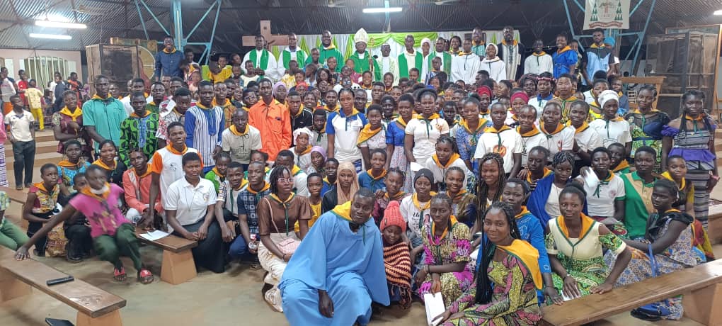 Clôture de la semaine nationale de la JEC du Burkina Faso 🇧🇫 sous le thème : Pour un Burkina radieux, jeunes combattons, la tricherie et la corruption. La clôture s'est tenue dans le diocèse de Fada N'Gourma.
#JEC_Burkina #StopCorruption