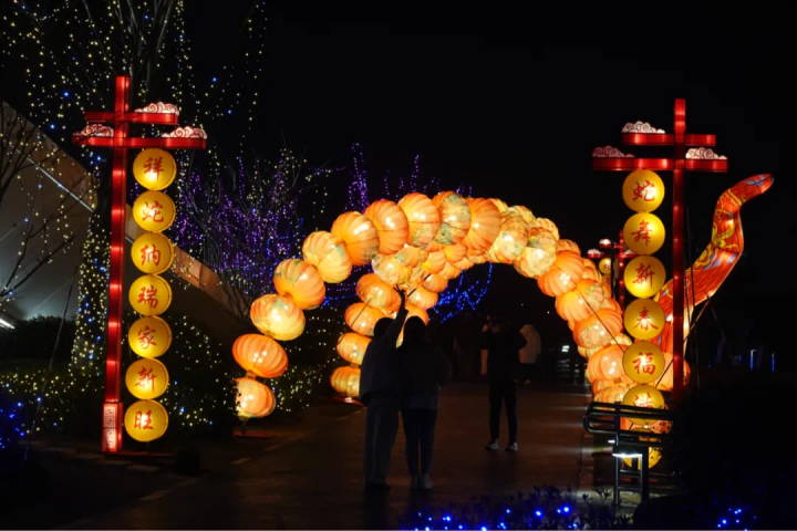 hangzhoufeel's tweet photo. 🌟🎊 The Fuchun Mountain Residence Chinese Style Spring Festival #Lantern Show is now in full swing along the Fuchun River. The Fuyang Water Sports Center, hailed as the "Most Beautiful Waterfront Asian Games Venue", is illuminated with a stunning array of beautifully crafted #lanterns, making for a mesmerizing visual display.🏮