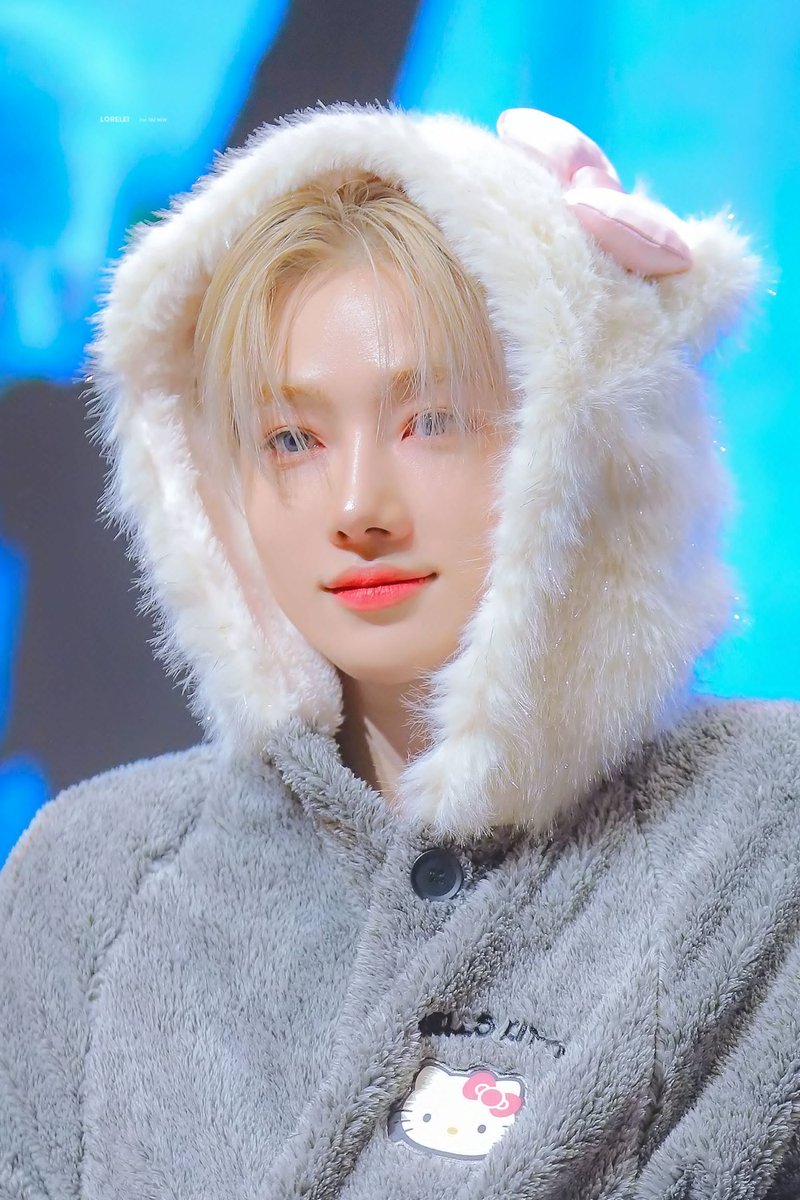 ProfsSouta's tweet photo. ㅤ
"Good eve, kiddos," sapa si tuan bersurai pirang, wajah berbingkai hoodie bulunya tersebut nampak sumringah kala memasuki kelas. "Maaf ya saya pakai jaket tebal hari ini karena baru sembuh dari flu. Kalian apa kabar? Sehat?" lanjutnya.
ㅤ https://t.co/dfnO0LFnTm