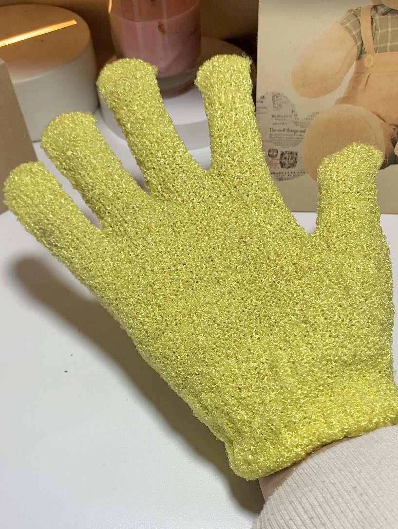 bath gloves beneran life saver banget buat kaum males kayak aku😭👍

kalo lagi scrub badan gak perlu full effort lagi👍