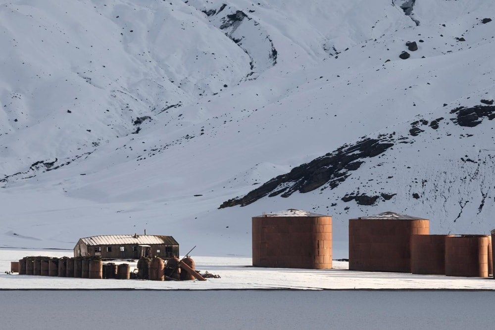 Historic building at Whalers Bay successfully restored after graffiti incident

The UK Antarctic Heritage Trust has worked with partners to remove graffiti from the historic aircraft hangar at Whalers Bay on Deception Island. 

🔗 Read more: ukaht.org/latest-news/20…