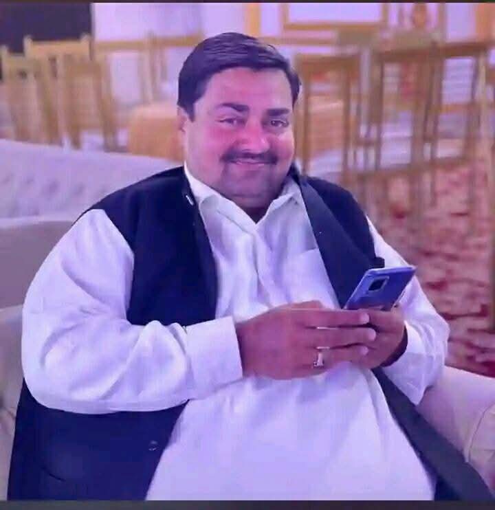 PTIofficial's tweet photo. یحیٰی خان پارٹ ٹو کی عسکری حکومت میں معصوم عوام کا قتل عام جاری۔۔۔

کوٹ ادو چوک سرور شہید میں پولیس کی غیر قانونی ریڈ کے دوران تحریک انصاف کے غلہ منڈی کے صدر اور سابق چیئرمین یاسر مان جان کی بازی ہارگئے۔ ریڈ کے دوران چادر اور چار دیواری کا تقدس پامال کرتے ہوئے گھر میں توڑ پھوڑ کی گئی، باہر کھڑی متعدد گاڑیوں کو بھی نقصان پہنچایا گیا اور گھر والوں کو ہراساں کیا گیا، وہ ادارے جن کا کام عوام کو تحفظ فراہم کرنا ہے اب وہی قاتل بنے پھر رہے ہیں!
#UndeclaredMartialLaw