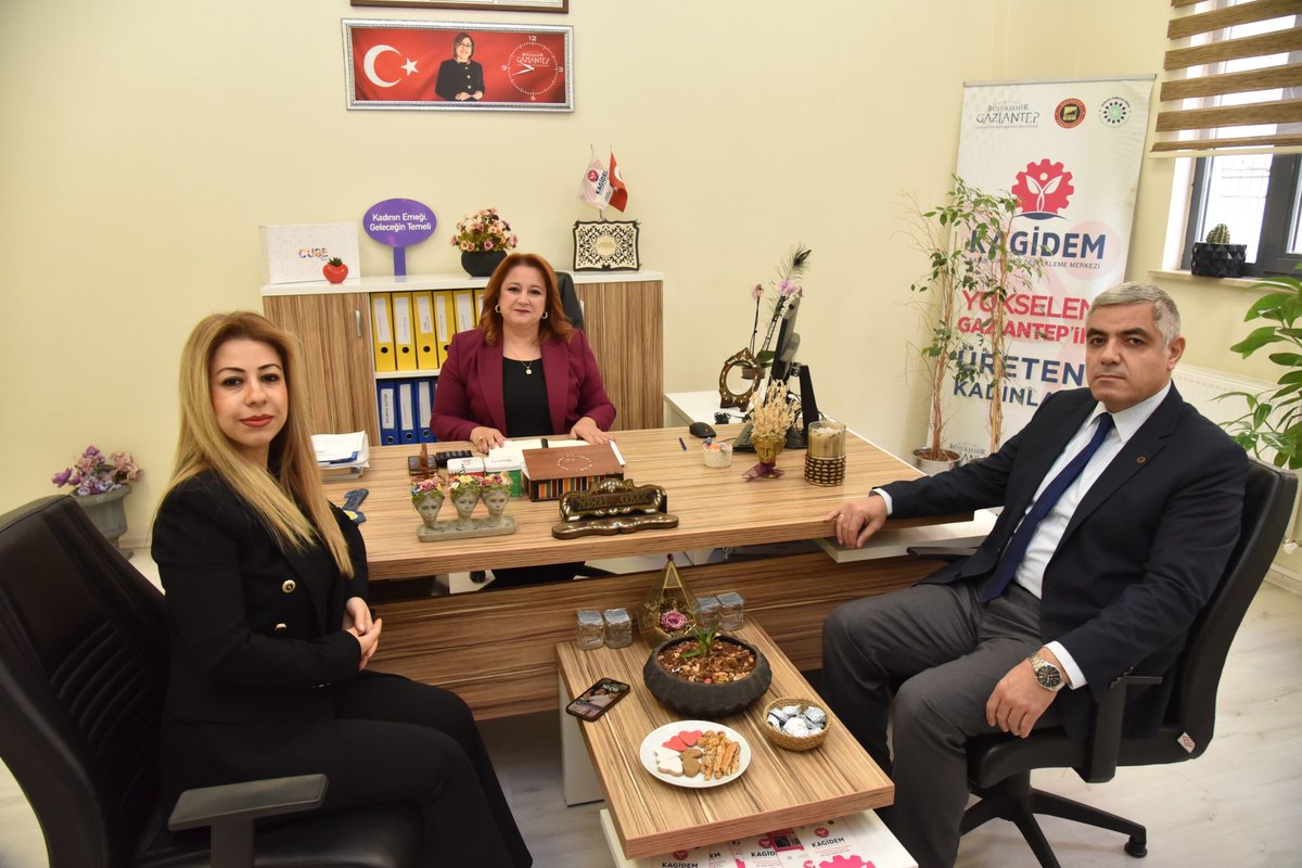 Sanayi Odası Genel Sekreteri Sayın İzzettin İymen ve Müşteri İlişkileri Müdürü Sayın Kübra Kayın, Kadın Girişimci Destek Merkezimizi ziyaret ettiler. Ziyaret sırasında, girişimci kadınlarımızın gerçekleştirdiği projeler ve aldıkları destekler hakkında detaylı bilgiler verdik.