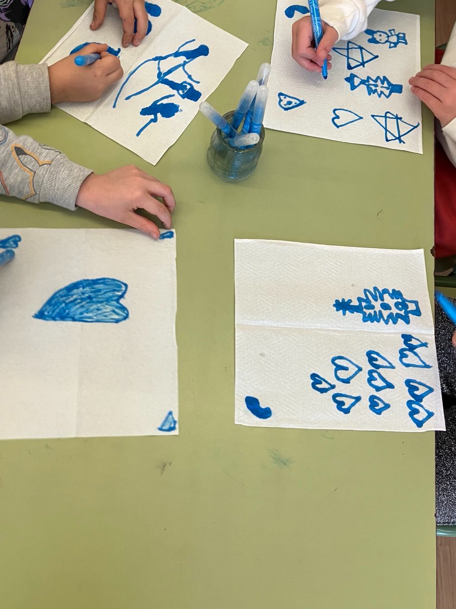EscolaDuraniBas's tweet photo. AIGUA DE COLORS A I5!💧🎨
L'alumnat d'I5 ha portat a terme dos experiments, a partir dels quals ha descobert com l’aigua pot absorbir els colors dels nostres retoladors. Mireu el resultat del seu experiment!👏
#escoladuranibas #duranibas #experiments #aiguadecolors #infantil https://t.co/ZzdPzOFlxT