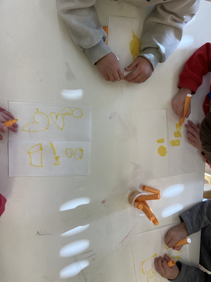 EscolaDuraniBas's tweet photo. AIGUA DE COLORS A I5!💧🎨
L'alumnat d'I5 ha portat a terme dos experiments, a partir dels quals ha descobert com l’aigua pot absorbir els colors dels nostres retoladors. Mireu el resultat del seu experiment!👏
#escoladuranibas #duranibas #experiments #aiguadecolors #infantil https://t.co/ZzdPzOFlxT