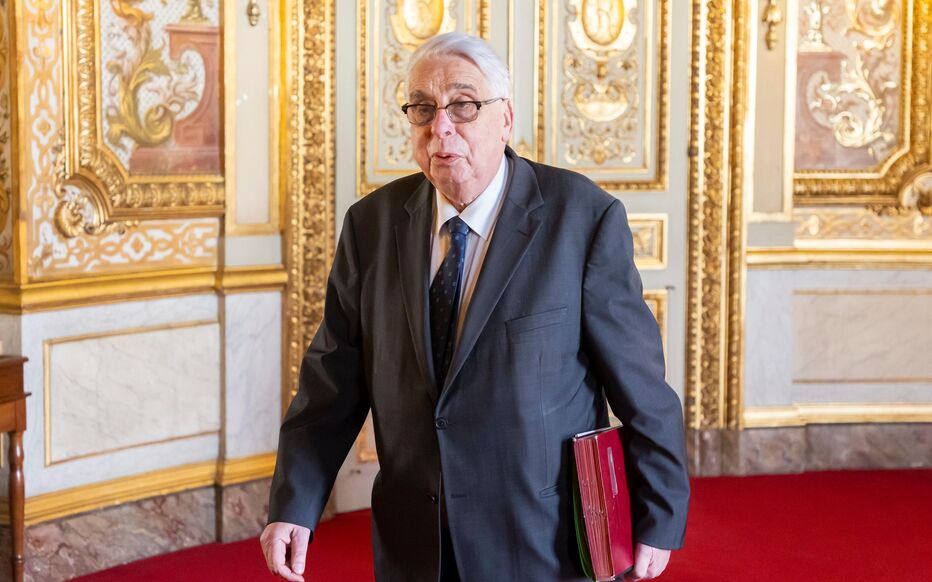 Offinvestigatio's tweet image. ⚡ SCANDALE SEXUEL AU SÉNAT
👉 Visé par un chantage à la "sex tape", le sénateur PS @JP_Sueur avait porté plainte pour "atteinte à sa vie privée".  
👉 Le 5 février, il a écrit à la justice pour retirer sa plainte
👉 @gerard_larcher évite ainsi un scandale...