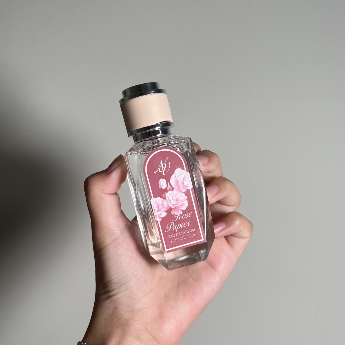 pertama kali nyobain perfumenya verites, wanginya unik wkwkwk punyakuu ni rose papier cocok dipake buat rainy dayyy ☔️