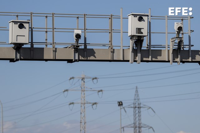 Cuáles son los 50 radares que más multan en España.

El más "multón" se encuentra ubicado en Madrid, en el kilómetro 20 de la vía de circunvalación M-40.

efe.com/espana/2025-02…