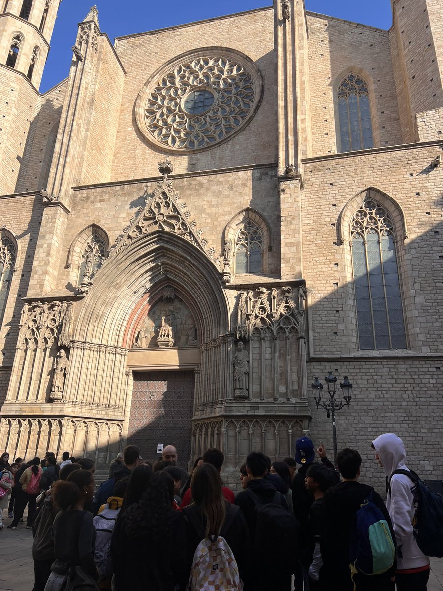Ins Ernest Lluch (@insernestlluch) on Twitter photo Els alumnes de 2n d’ESO han viatjat al passat amb una visita a la Barcelona medieval! 🚶♂️💫 Han recorregut la Catedral, el barri jueu i la plaça del Rei, descobrint la història i l’arquitectura de l’època.  
Una experiència única per entendre com era la vida a l’edat mitjana! 🔎 Els alumnes de 2n d’ESO han viatjat al passat amb una visita a la Barcelona medieval! 🚶♂️💫 Han recorregut la Catedral, el barri jueu i la plaça del Rei, descobrint la història i l’arquitectura de l’època.  
Una experiència única per entendre com era la vida a l’edat mitjana! 🔎