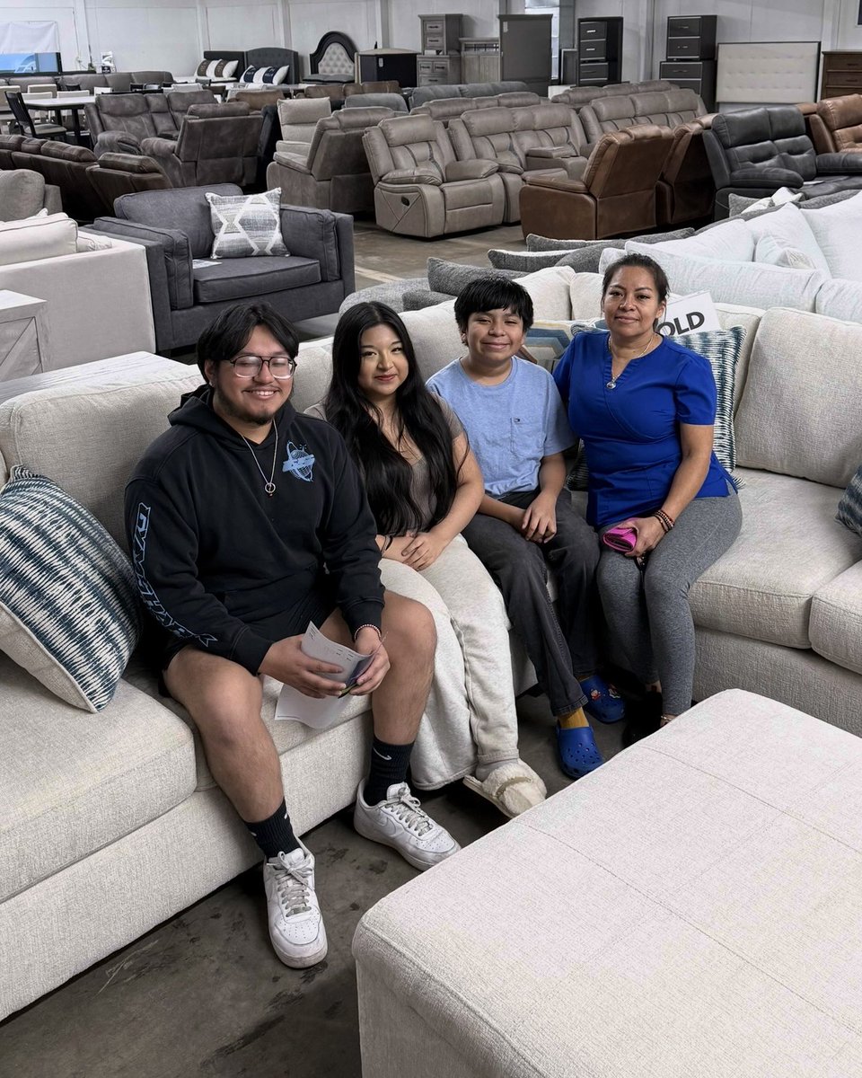 BoxDropEasley's tweet photo. 📢The Calixto Family Scored BIG!🎉
The Calixto family just made their home even more comfortable with this amazing sectional and ottoman, a counter-height dining table with storage, and a few mattresses to complete the setup! 🏡✨
📢 Never Pay Retail Again! #BoxDropEasley https://t.co/FUpvYf1ouc