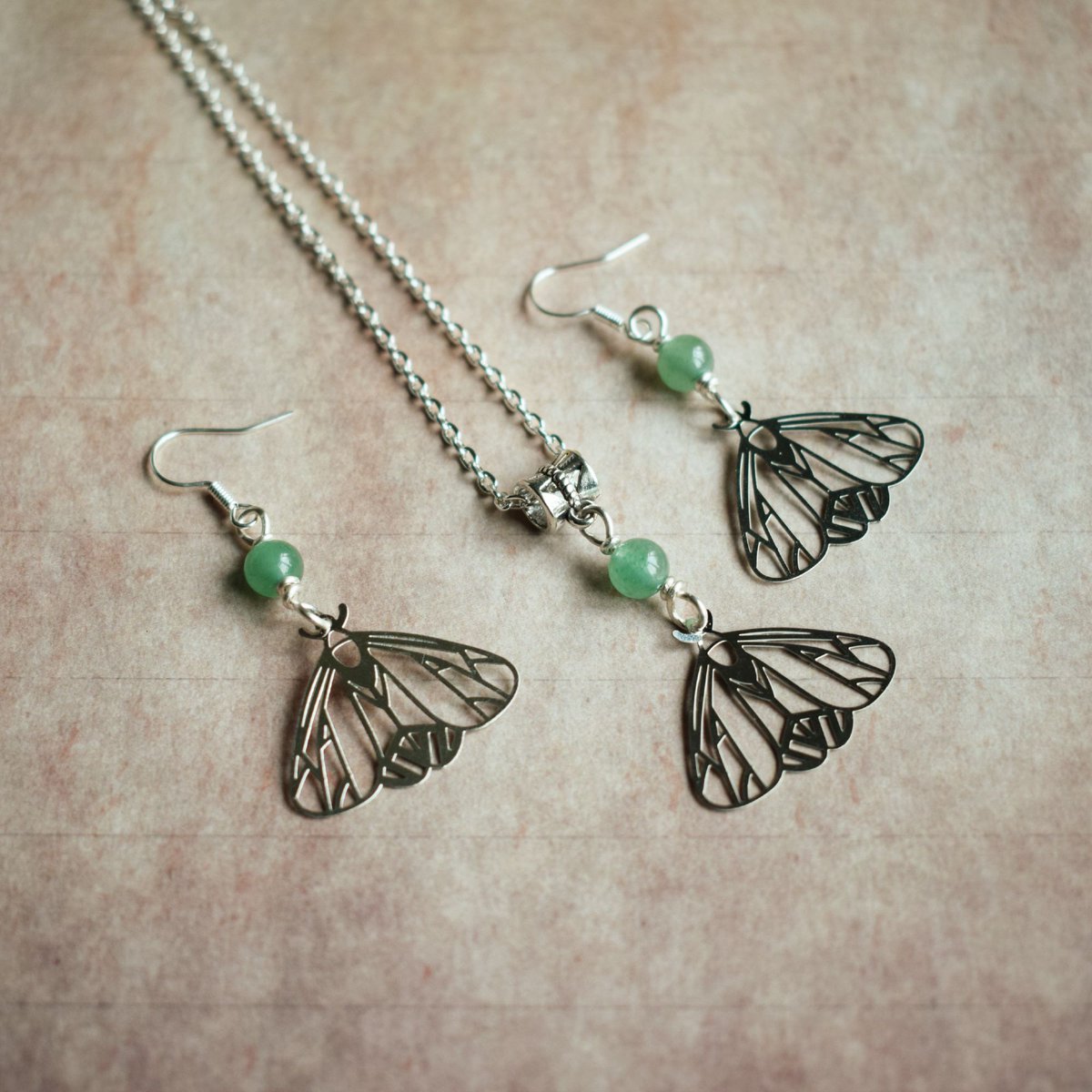SarahDaisyBlue's tweet photo. New moth and gemstone matching necklace and earrings sets in my Etsy shop this afternoon. Choose from rose quartz, green aventurine or African Turquoise

#newonetsy #moth #etsygifts #necklace 

https://t.co/fjyMoxANm8 https://t.co/ij7c1LyfCu