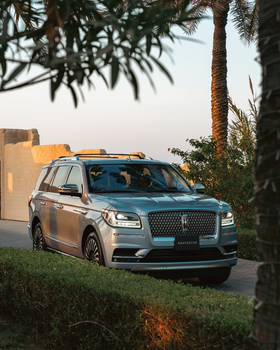 قوة، حضور، وفخامة بلا حدود.
لينكون #نافيجيتور تعيد تعريف القوة والهيبة والفخامة. بتصميمها المميز وراحتها الفائقة وتقنياتها المتطورة، تمنح كل رحلة طابعًا من الرُقي والتألق.