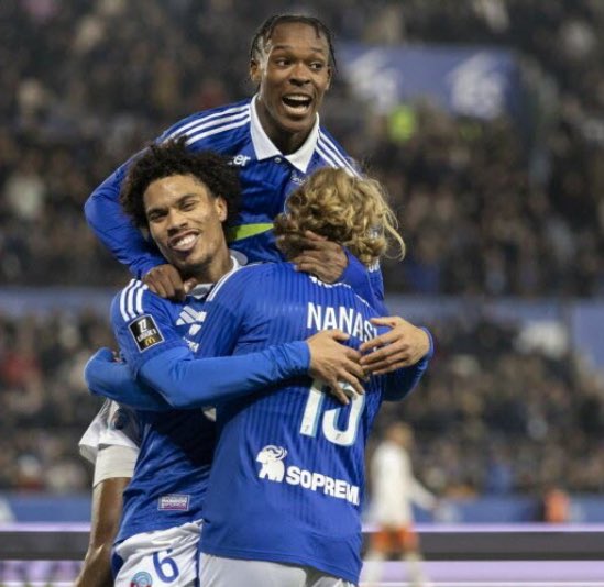 J’aime beaucoup ce que propose #Strasbourg dans notre championnat ! 

Cette équipe est un vent de fraîcheur, elle est certes très inconstante mais elle est composée de jeunesses.

Ce que réalise #Rosenior avec ce groupe est très intéressant : 35 ⚽️ en L1.

Offensif !🔥 

#RCSA