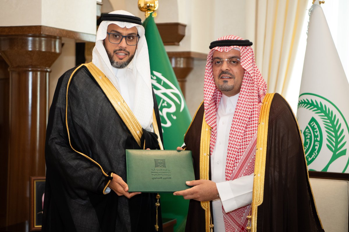 نائب أمير منطقة مكة الأمير
#سعود_بن_مشعل_بن_عبدالعزيز 
يتسلّم التقرير السنوي لفرع وزارة التجارة بالمنطقة من مدير عام الوزارة بالمنطقة خليل مخشع
..استمع سموّه  لإيجاز عن التقرير، والذي تضمن إحصاءات عن أعمال الفرع خلال العام 2024م، ومن أبرزها:
•تنفيذ أكثر من 288 ألف زيارة ميدانية