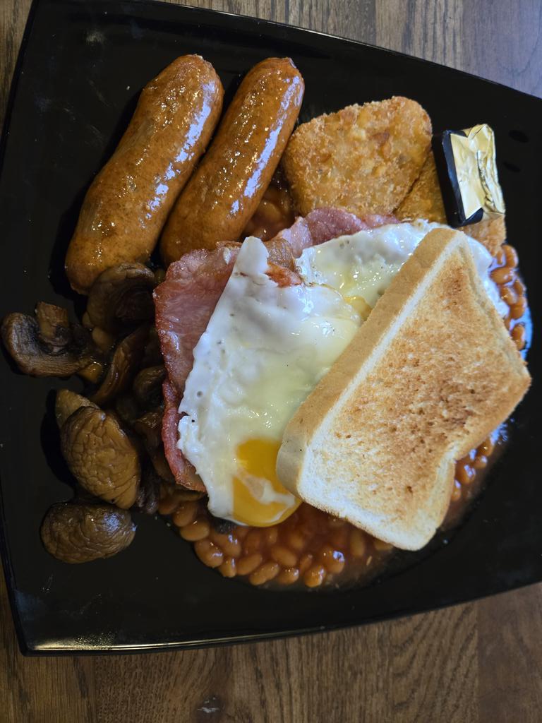 Paulbatisse's tweet image. All the drama in the world means this has flown under the radar. Greasyspoons are selling snickers bars and Malibu shots - the death of a culture. Quality of this full English was poor but it&apos;s common now - real change is needed.