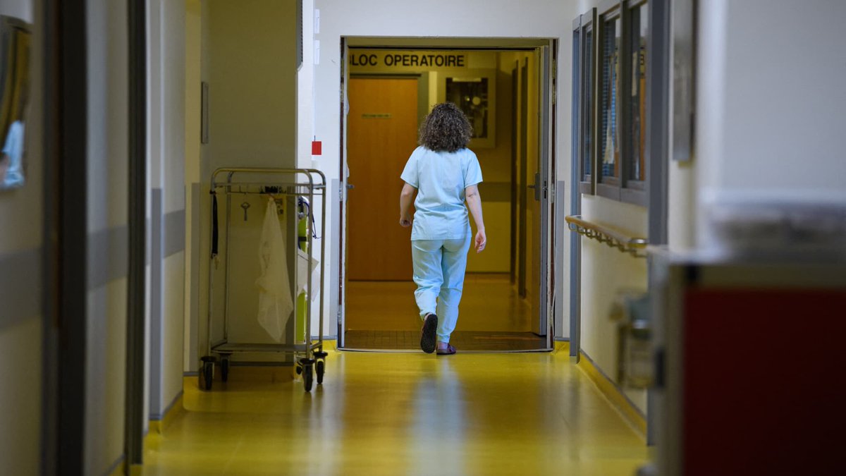 BFMTV's tweet photo. Les infirmières de bloc en colère après un décret autorisant les autres infirmiers à faire les mêmes gestes
https://t.co/t7JVRF5JTX https://t.co/iEiM2TRj2U