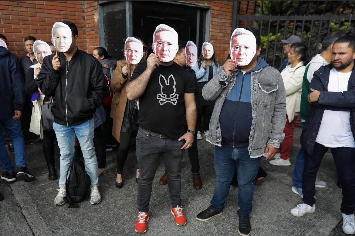 EstebanH_'s tweet photo. No sé a quién se le ocurrió esta idea para apoyar al expresidente Uribe hoy en Paloquemao pero parece escena de película de terror…

Se entiende la idea pero creo que no salió como se esperaba… Da un poco de escalofrío… https://t.co/7ZpIy0UceZ