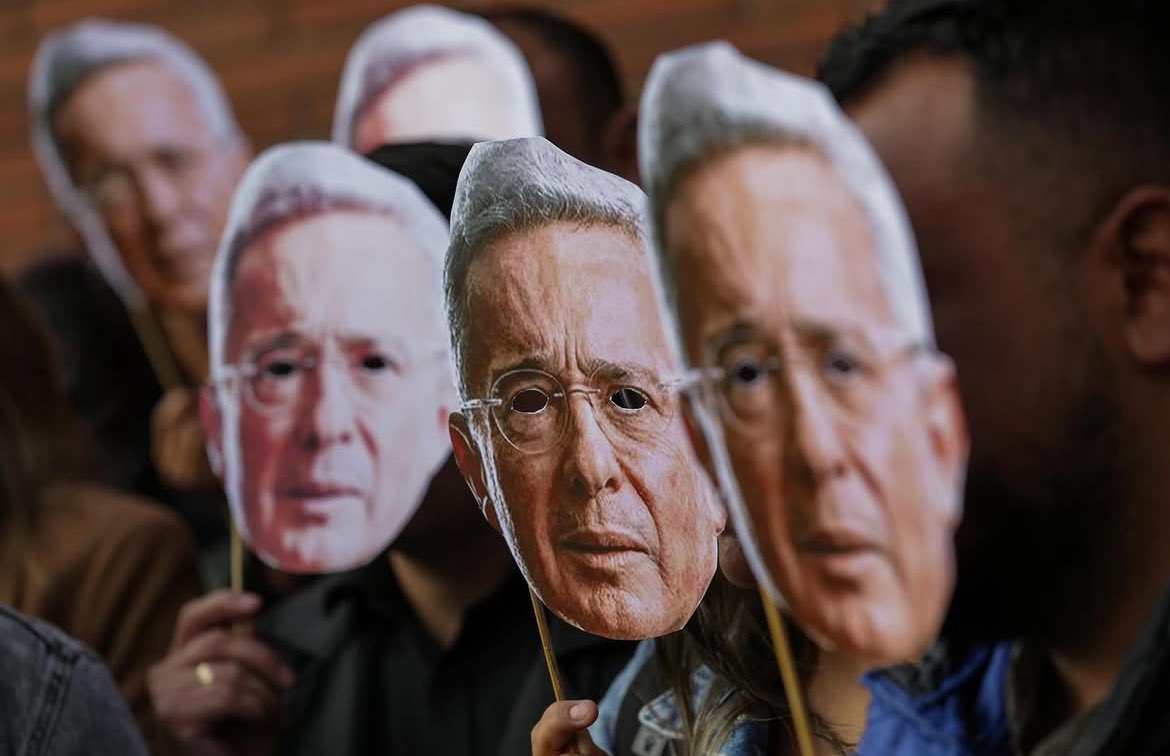 EstebanH_'s tweet photo. No sé a quién se le ocurrió esta idea para apoyar al expresidente Uribe hoy en Paloquemao pero parece escena de película de terror…

Se entiende la idea pero creo que no salió como se esperaba… Da un poco de escalofrío… https://t.co/7ZpIy0UceZ
