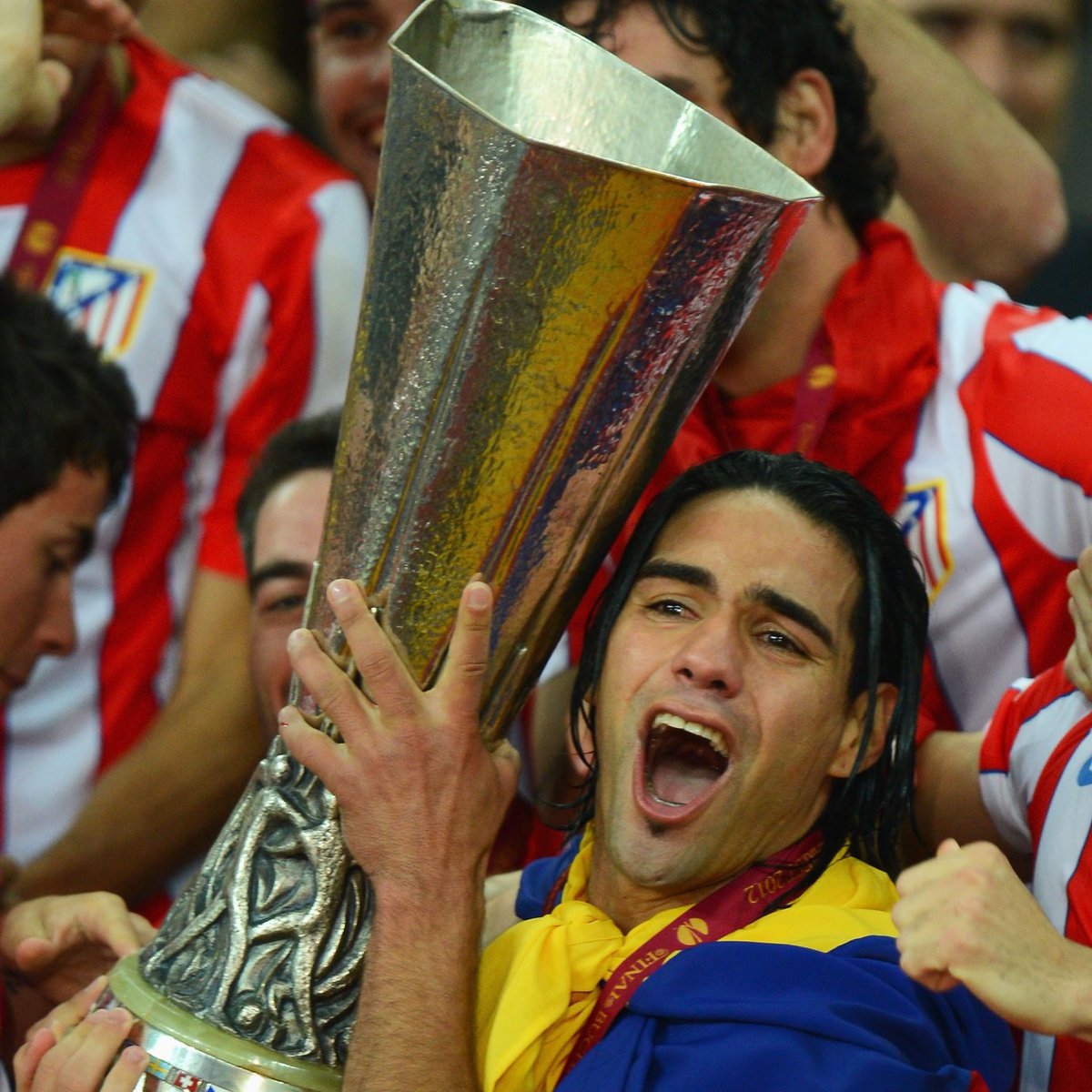 SVargasOK's tweet photo. 🗣️ Lionel Messi: "Es fascinante, un delantero completo".
🗣️ Carles Puyol: "Uno de los que más me costó marcar".
🗣️ ‘Pep’ Guardiola: "Es el mejor jugador de área del mundo".
🗣️ Diego Maradona: "Si hubiese estado en Brasil, Colombia tendría su primera Copa del Mundo".
🗣️ Diego Simeone: “No tiene nada que envidiarle a Messi y a Ronaldo. Y merece el Balón de Oro”.
🗣️ Jorge Valdano: “Hay más equipos con dinero para comprar a Falcao que falcaos en circulación. Ninguna camiseta le quedará grande”.
🗣️ Carlos Bacca: "Siempre será un espejo a seguir, soy seguidor suyo desde que jugaba en River”.
🗣️ Gerad Piqué: “Me ha recordado a Cruyff”.

🎂 ¡Feliz cumpleaños (39), @FALCAO!