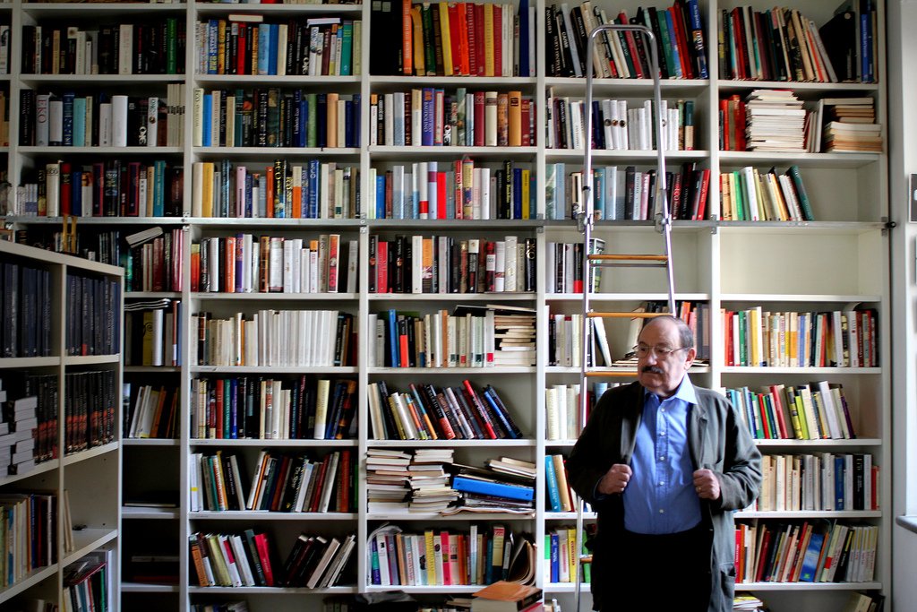 hombreomaquina's tweet image. Umberto Eco, que tenía 50.000 libros, dijo esto sobre las bibliotecas caseras quizá te ayude, conmigo lo hizo 🤗

"Es una tontería pensar que tienes que leer todos los libros que compras, ya que es una tontería criticar a aquellos que compran más libros de lo que nunca podrán