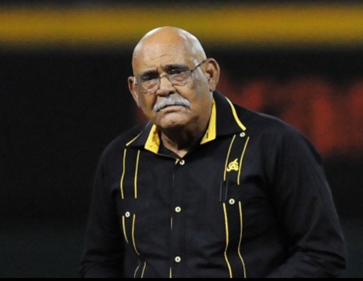 YancenPujols's tweet photo. Pocas veces se conjugan “gran profesional y mucho mejor persona”. Se marcha físicamente una voz que marcó generaciones, vaya el privilegio de quienes siempre recordaremos el “liiiiiiindo” o el “slider que iba chorreando veneno”. En el trato, un caballero que nunca usó su jerarquía, su carta de presentación era un don de gente inagotable. Paz a su alma, maestro, cada momento con usted fue un lujo que, como su voz, jamás se olvidará. Que la tierra le sea leve, don Mendy López.
