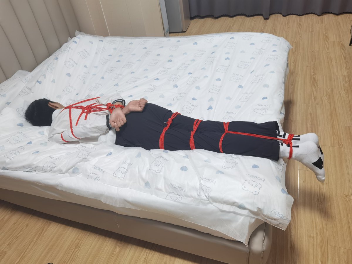 （书接上回）
唔？！
你是谁？！
唔唔唔—
#tk #tickle #tickling #挠痒 #挠脚心 #挠脚 #捆绑 #绳缚