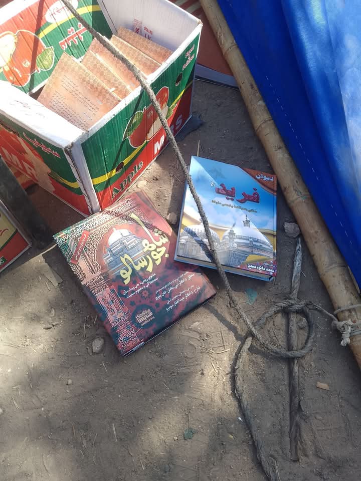 NoondaniSahab's tweet photo. بدين اي سي راجيش جي ڪتابن جي اسٽال تي ڪاھ ڪتاب پٽ تي اڇلي شاميانا پٽي ڇڏيا ۽ ڪچھ دير کان پوء دوبارا معافي وٺي اسٽال لڳائڻ جي اجازت ڏني ،
ھن کي شايد ڪتابن جي اھميت خبر ناھي لڳي ٿو ته ھو پئسا ڀري  :اي سي : ٿيو آھي ، اگر ڪامورا اھا ڪاوڙ منشيات جي اڏن تي ڏيکارن ھا ته بھتر ھو ، 😢 https://t.co/dGUHya4q0M