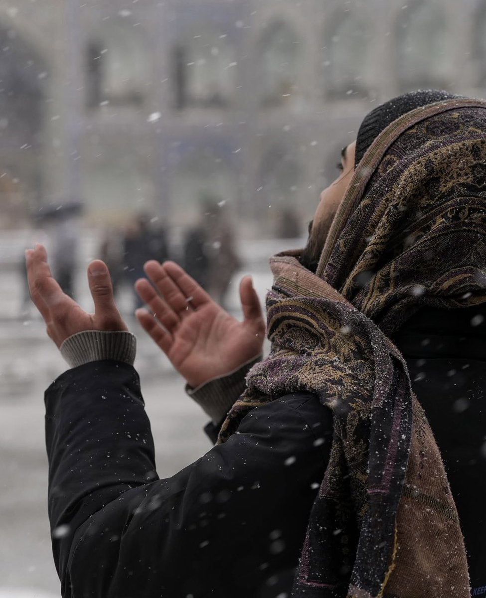 emamreza_'s tweet photo. يا ثلج مشهد مُر على وجداني 
برّد جمار الشوق والتحنانِ 🌨️
#العتبة_الرضوية_المقدسة https://t.co/CU4Mj2cheO