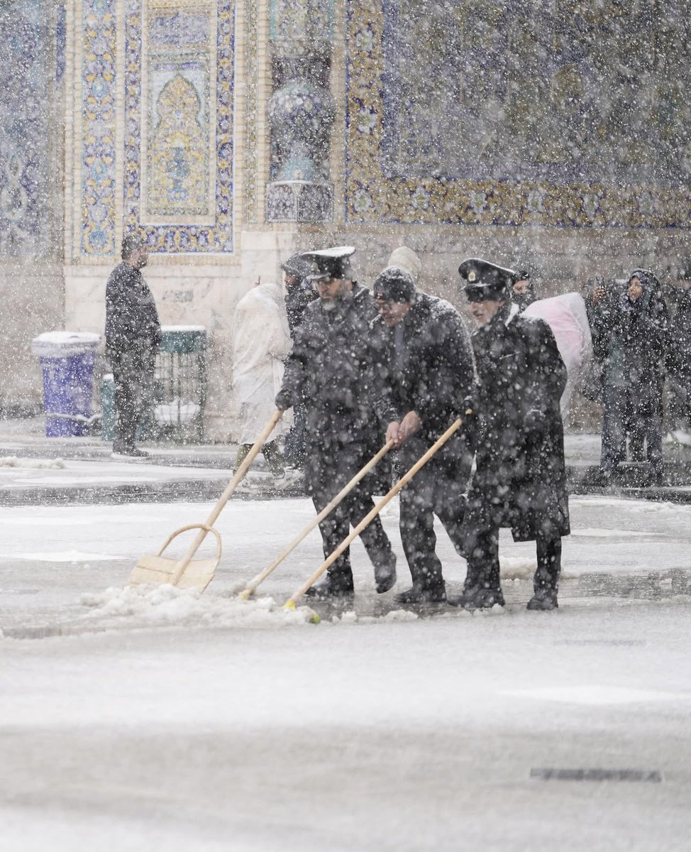 emamreza_'s tweet photo. يا ثلج مشهد مُر على وجداني 
برّد جمار الشوق والتحنانِ 🌨️
#العتبة_الرضوية_المقدسة https://t.co/CU4Mj2cheO