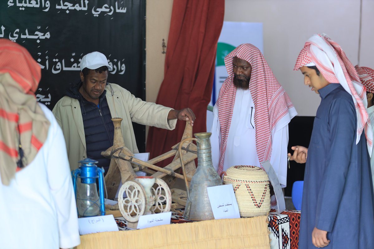 amrowadi's tweet photo. وفي معرض الأدوات التراثية الذي أقامته ثانوية عمرو بن العاص، استعرض الطلاب بعض المقتنيات والأدوات التي كانت تُستخدم قديمًا في حياة الأجداد، مثل الدلال، الرحى، وأدوات الزراعة، مما أعاد للأذهان تفاصيل حياة السعوديين الأوائل، وربط الماضي بالحاضر.

#يوم_بدينا
#يوم_التأسيس https://t.co/nElYL1xIF6