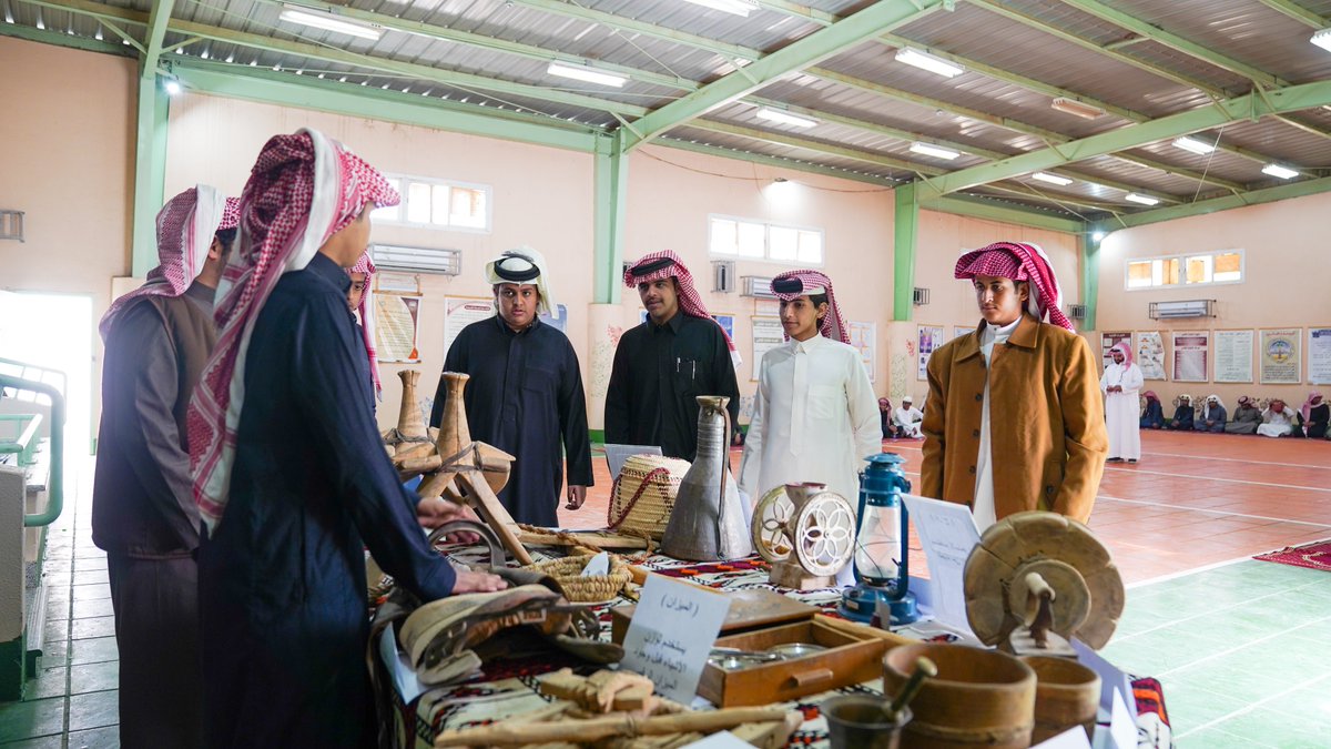 amrowadi's tweet photo. وفي معرض الأدوات التراثية الذي أقامته ثانوية عمرو بن العاص، استعرض الطلاب بعض المقتنيات والأدوات التي كانت تُستخدم قديمًا في حياة الأجداد، مثل الدلال، الرحى، وأدوات الزراعة، مما أعاد للأذهان تفاصيل حياة السعوديين الأوائل، وربط الماضي بالحاضر.

#يوم_بدينا
#يوم_التأسيس https://t.co/nElYL1xIF6