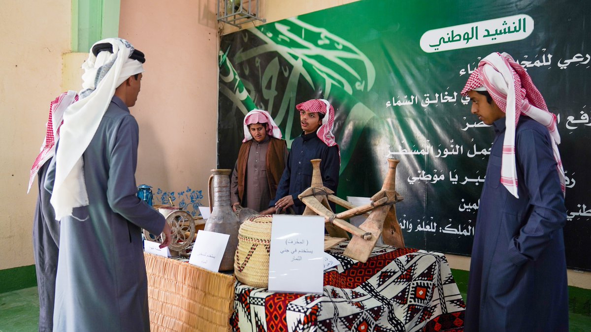 amrowadi's tweet photo. وفي معرض الأدوات التراثية الذي أقامته ثانوية عمرو بن العاص، استعرض الطلاب بعض المقتنيات والأدوات التي كانت تُستخدم قديمًا في حياة الأجداد، مثل الدلال، الرحى، وأدوات الزراعة، مما أعاد للأذهان تفاصيل حياة السعوديين الأوائل، وربط الماضي بالحاضر.

#يوم_بدينا
#يوم_التأسيس https://t.co/nElYL1xIF6