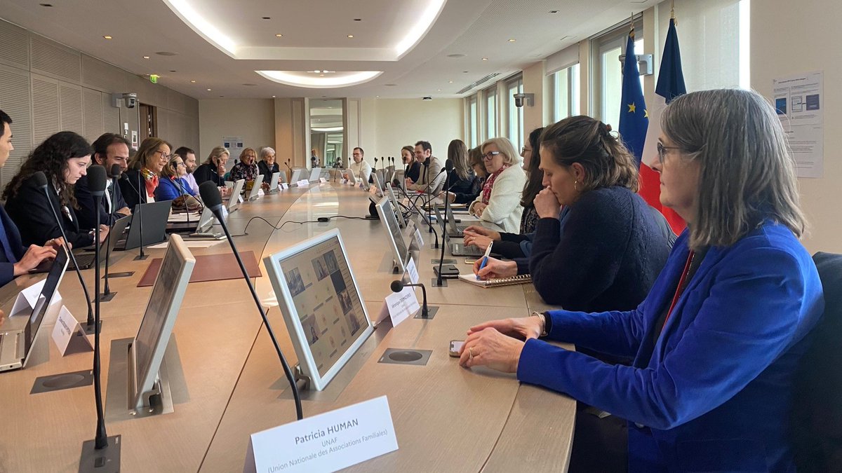 Au comité de filière Petite Enfance, la Ministre <a href="/CaVautrin/">Catherine Vautrin</a> semble donner des gages à l’Unaf en affirmant son souhait de "dynamiser tous les modes d’accueil" et de "faire avancer le congé naissance".