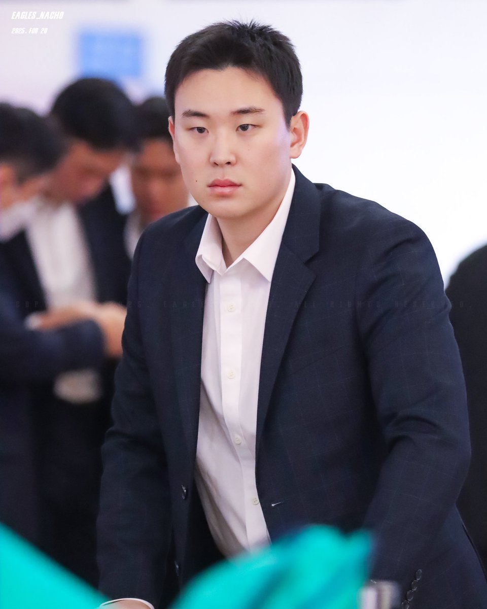 ♪ .•*¨*•.¸¸♬✧ ②⓪ ♪ .•*¨*•.¸¸♬✧

조심히 다녀오십쇼🫡

#한화이글스 #한화 #이글스 #상무야구단 #상무피닉스 #정은원 #나초의사진