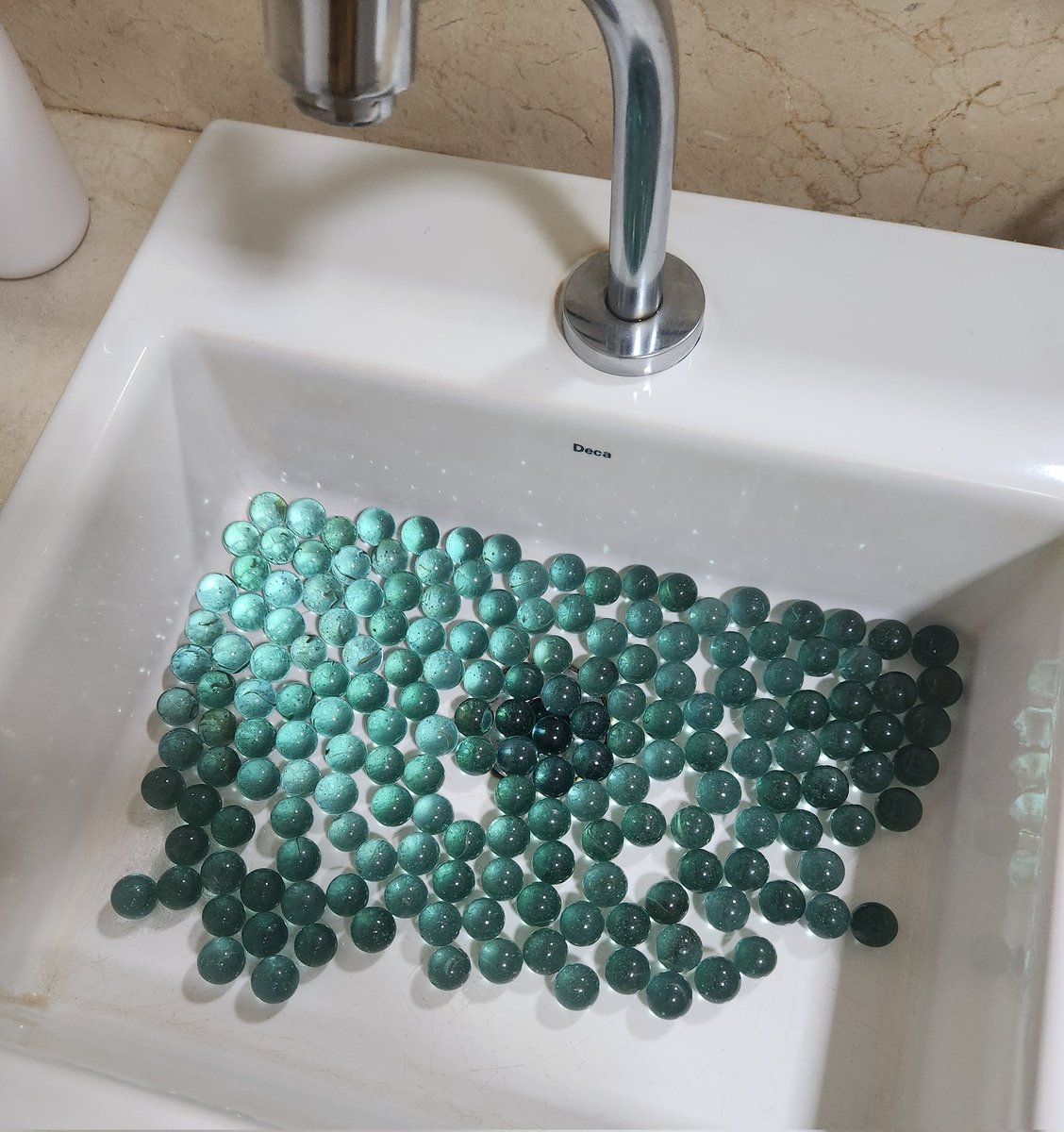 fato randômico de hj foi que vim no banheiro de um consultório oftalmológico e por algum motivo tem uma quantidade exagerada de bolas de gude na pia